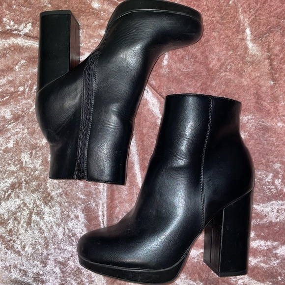JustFab chunky heel boots - Picture 2 of 3